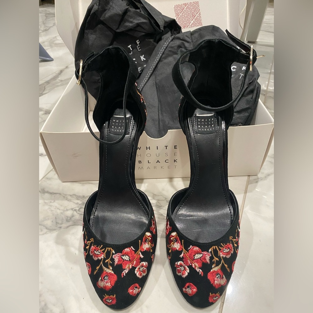 Luxe White House Black Market Piper Black Velvet and floral embroidered pumps πΉ - Picture 15 of 16